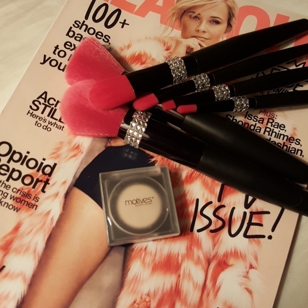 MOTIVES by Loren Ridinger and Lala eye shadow.